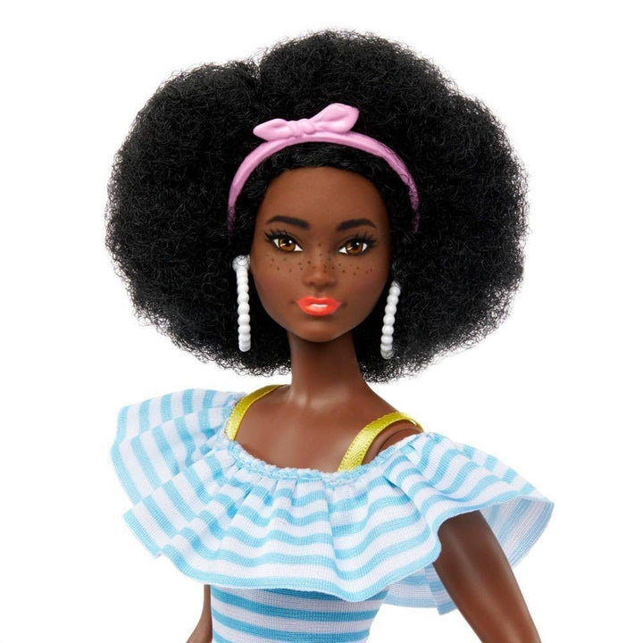 Barbie - Rollerskate-Puppe mit Welpen und Trendiger Kleidung, Afro-Hairstyle und Accessoires für Ges