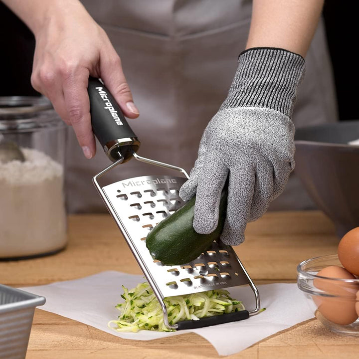 Microplane Küchenreibe XL-Grob für Kartoffel, Käse, Kohl, Gurke, Kürbis und Zucchini in Schwarz mit