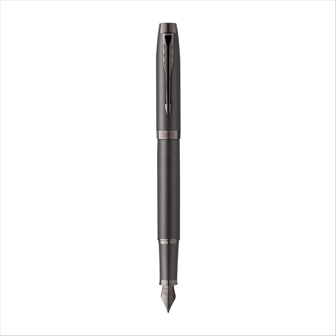 Parker IM Monochrome Füller | Oberfläche und Zierteile in Dunkelgrau-Metallic | Füllfederhalter mit