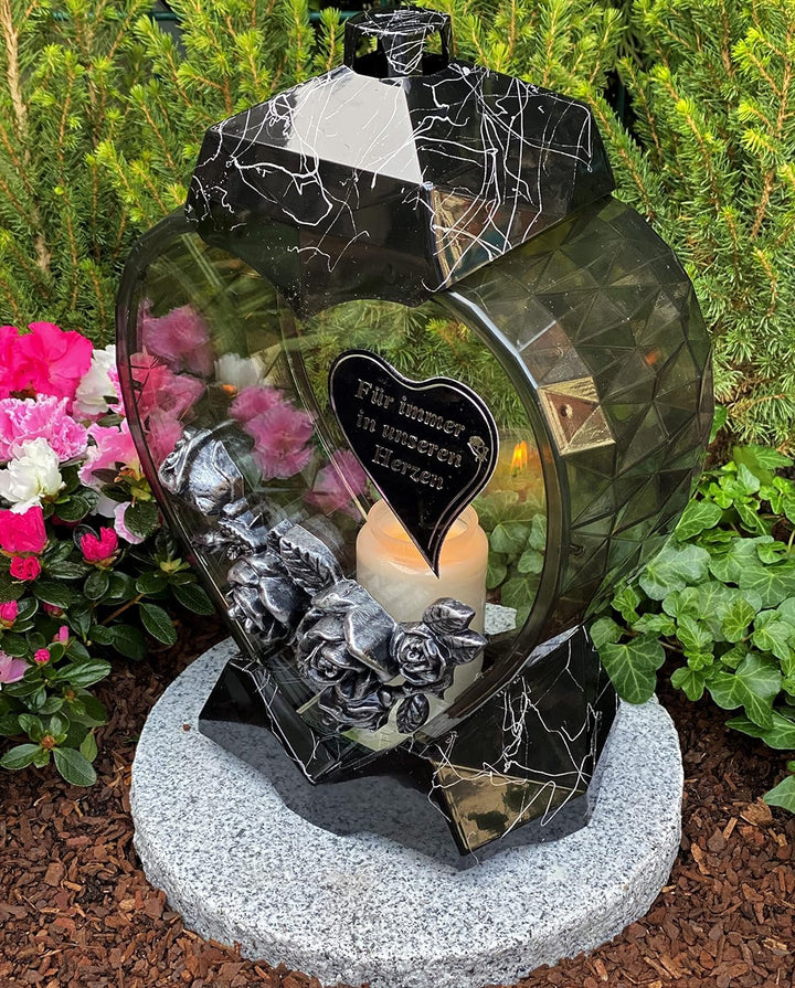 Grablampe Laterne Herz Form mit Beschriftung '' Für immer in unseren Herzen'' Grablicht Kerze Grabke