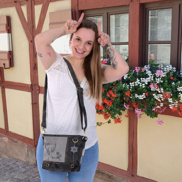 Domelo Damen Trachtentasche. Umhängetasche mit Hirsch &amp; Edelweiss Aufdruck. Graue Crossover Bag in V