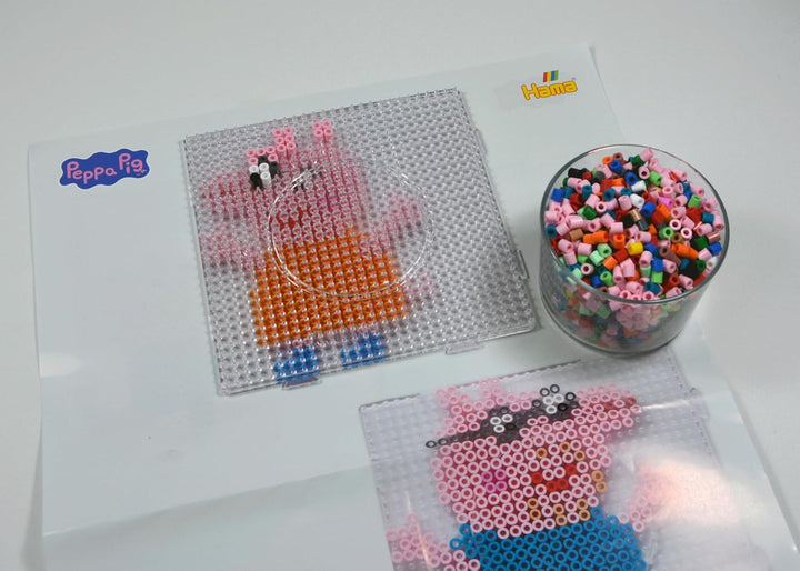 Hama Perlen 7917 Peppa Wutz & Schwester, grosse Geschenkpackung mit 4000 Midi-Perlen, 2 Stiftplatten