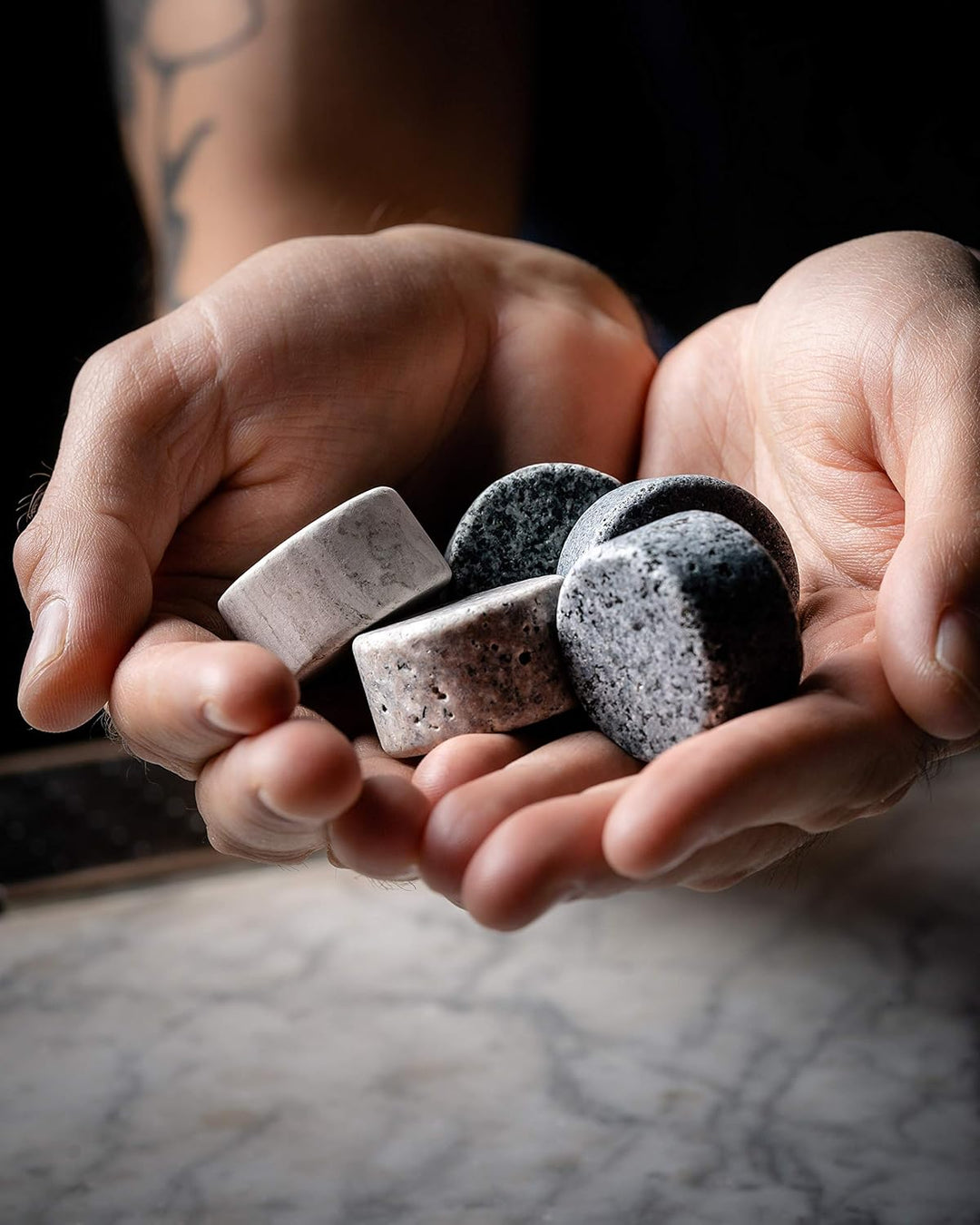 Whiskey Steine Geschenkset- 6 Handgefertigte Premium-Granitsteine - Präsentations & Aufbewahrungssch
