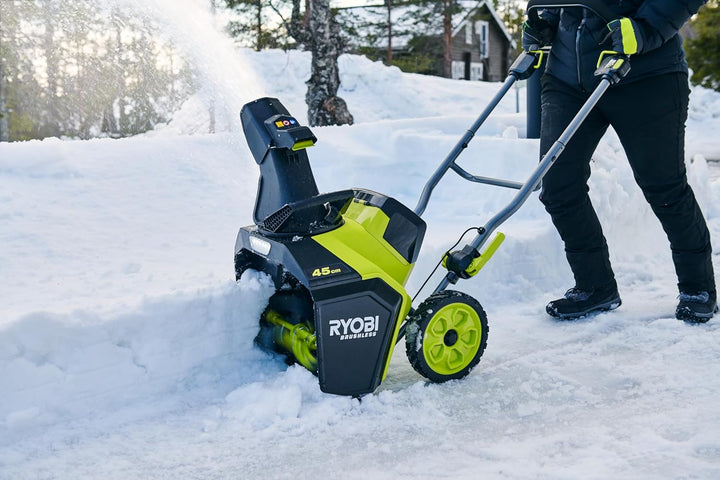RYOBI 18 V ONE+ Akku-Schneefräse RY18STX45A-240, 45 cm Räumbreite, inkl. 2 x 4,0 Ah Akku und 2,0 A L