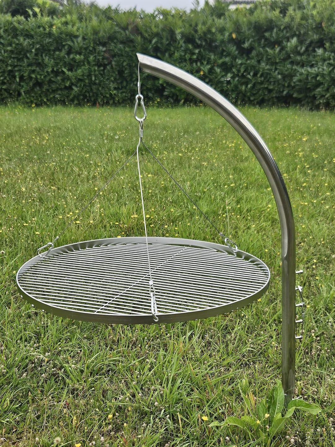 HeRo24 Schwenkgril/Grillgalgen Edelstahl T210 mit 60 cm Edelstahl Grillrost – Grillgalgen mit Erdspi