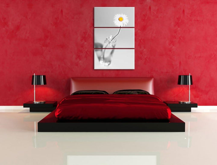 zartes Gänseblümchen im stilvollen Glas schwarz/weiss Deluxe 3-Teiler Leinwandbild 120x80 Bild auf L