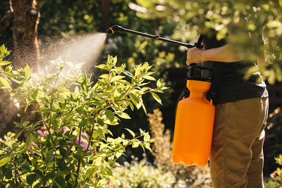 Fiskars Drucksprüher, Für Pflanzenbehandlungen auf Wasserbasis, Einstellbares Sprühbild, Sicherheits