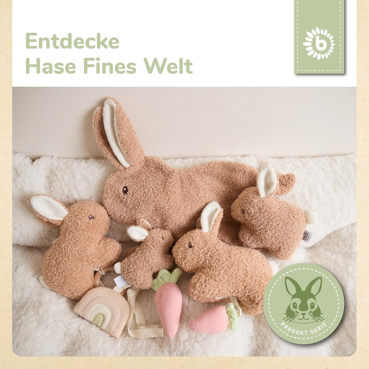 Bieco Kuscheltier Hase Fine aus Bouclé mit quietschender Karotte | 20 cm | Baby Plüsch Hase Stofftie