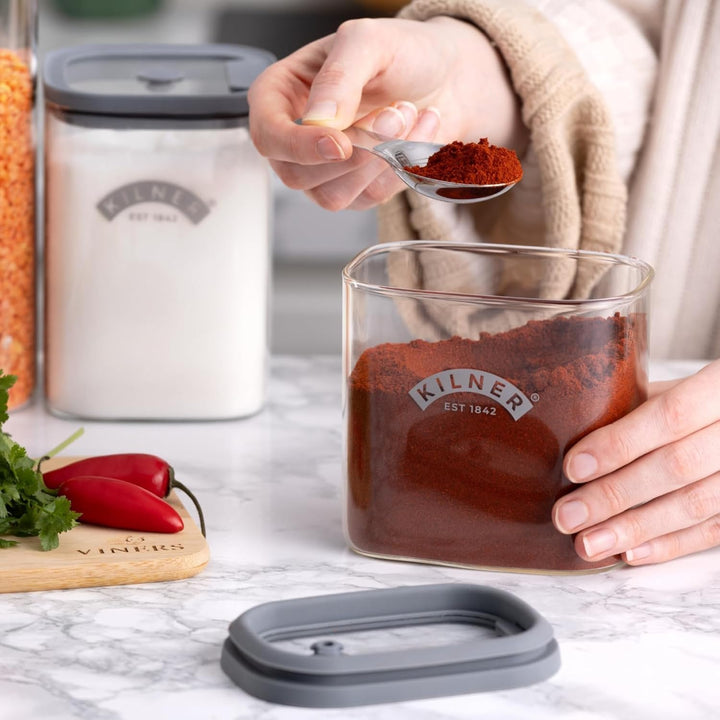 Kilner Gewürzglas mit Messlöffel, 700 ml, transparente Gewürzdose mit luftdichtem Deckel, hochwertig
