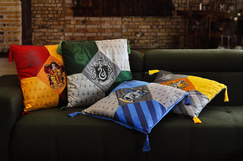 Elbenwald Harry Potter Kissen mit Quasten im Hufflepuff Design mit gesticktem Wappenpatch in den Hau