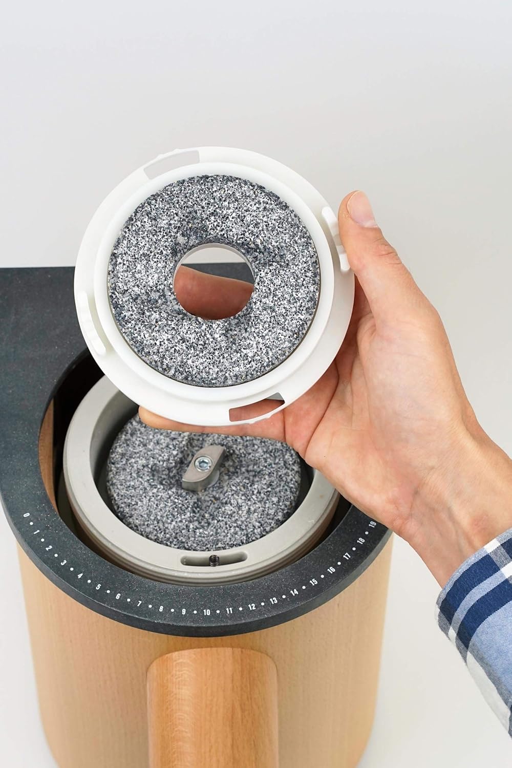 Getreidemühle Mockmill Lino 200 | Made in Germany | Edelkorund und Keramik Mahlstein | frisches Mehl