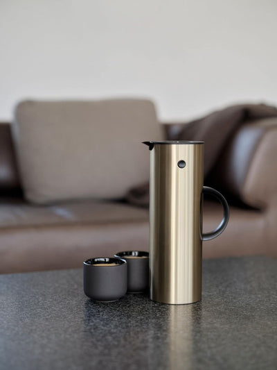 Stelton EM77 Isolierkanne, Kaffeekanne aus Kunststoff, Brushed Brass, 1 Liter