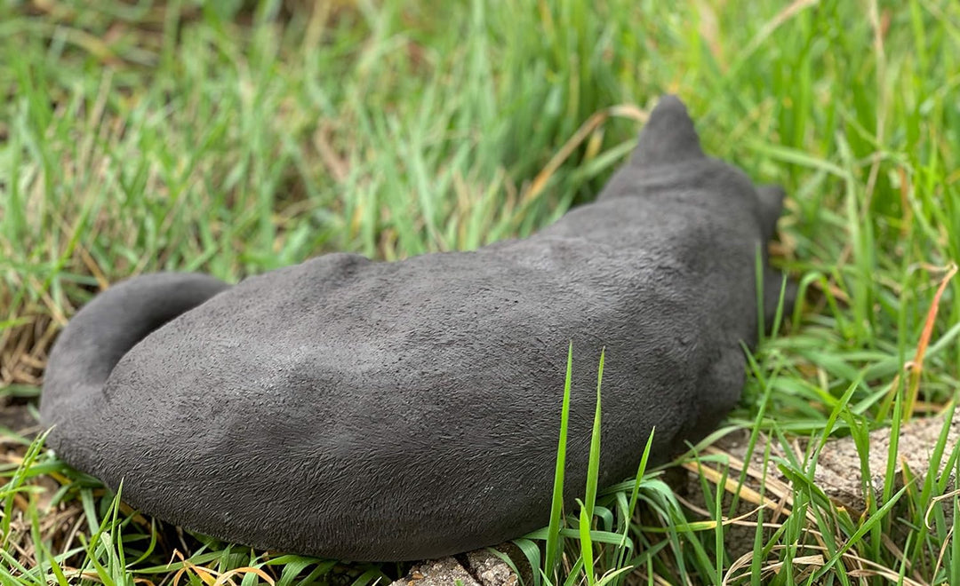 Stone and Style Steinfigur grosse Schwarze Katze schlafend Gartenfigur frostfest wetterfest