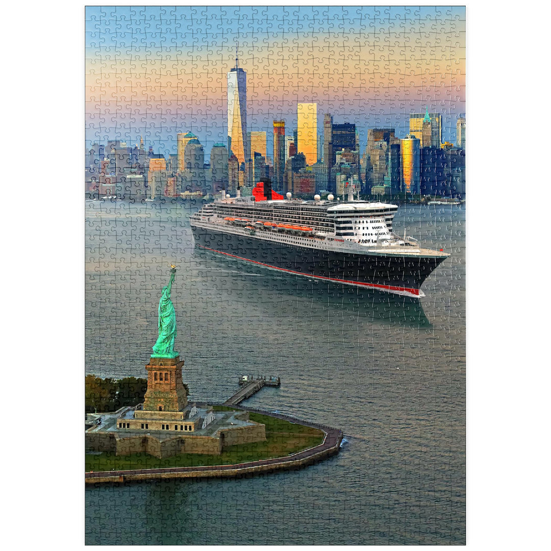 Freiheitsstatue, mit Queen Mary 2 und One World Trade Center, Manhattan, New York, USA - Premium 100