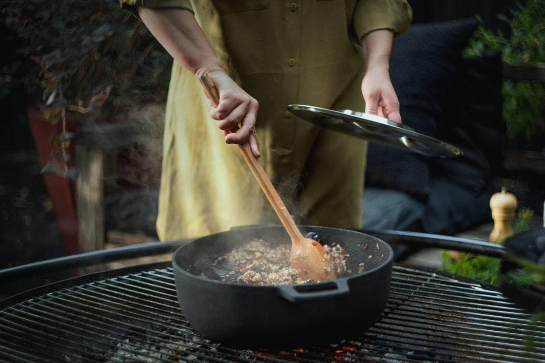 Fiskars Norden Grill Chef Gusseisentopf, Ø 30 cm, Für alle Kochfelder geeignet, Edelstahl-Deckel, 10