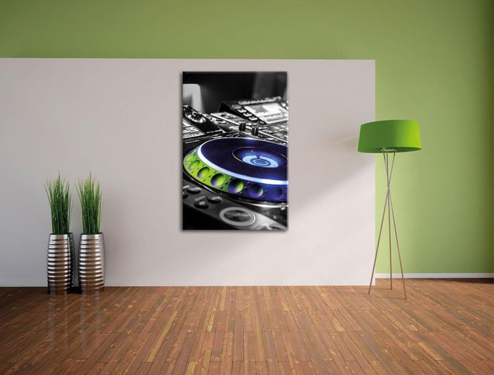Pixxprint DJ bei der Arbeit am Plattenteller schwarz/weiss, Format: 80x120 auf hochkantiges Leinwand