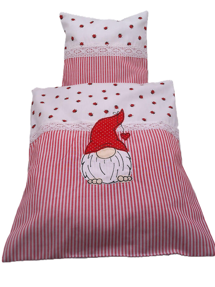 Puppenbettwäsche "Gnomeline" rot weiss mit Stickerei, Decke 40 h x 33 b, Kissen 23h x 23 b in cm, fü