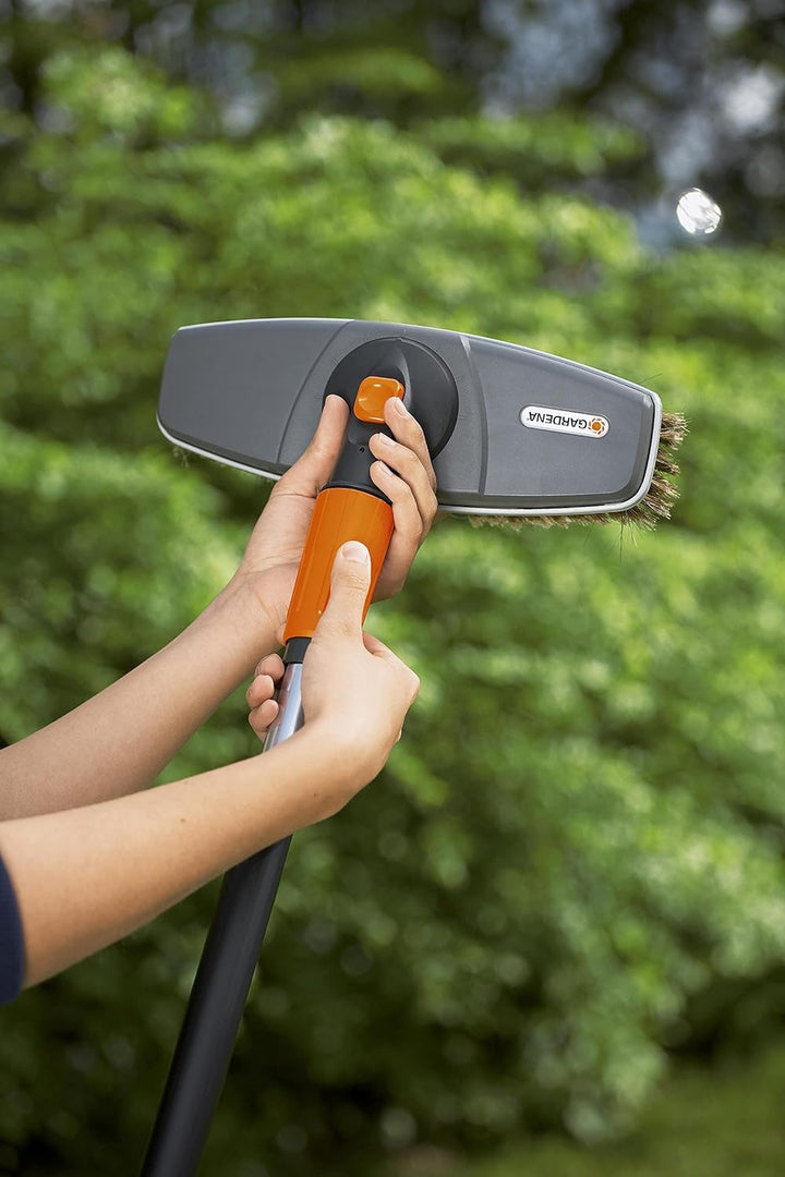 Gardena Waschbürste: Wasserführende Reinigungsbürste für das Cleansystem, auch für empfindliche Ober