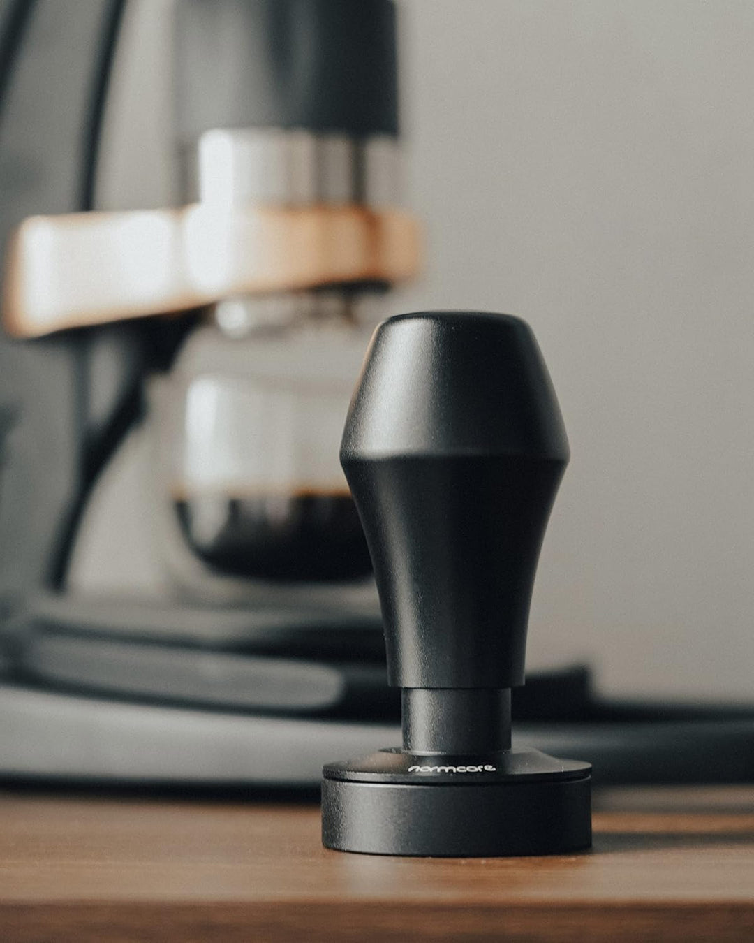 Normcore federbelasteter Kaffeestampfer, Barista-Werkzeug, Espresso-Stampfer mit Matte, passend für
