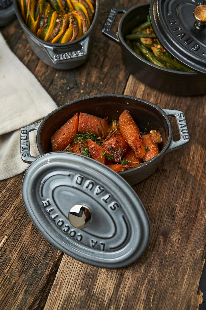 STAUB Mini Cocotte, oval mit Deckel 11 cm, 0,25 L, induktionsgeeignet, mit mattschwarzer Emaillierun