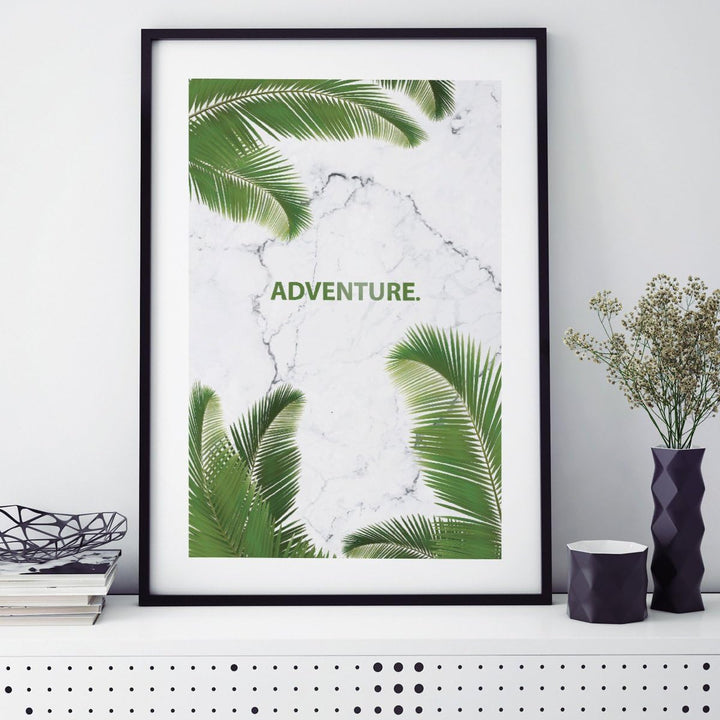 JUNIWORDS Poster mit/ohne Holzrahmen - Wähle ein Motiv - Adventure - Wähle eine Grösse - 21 x 30 cm