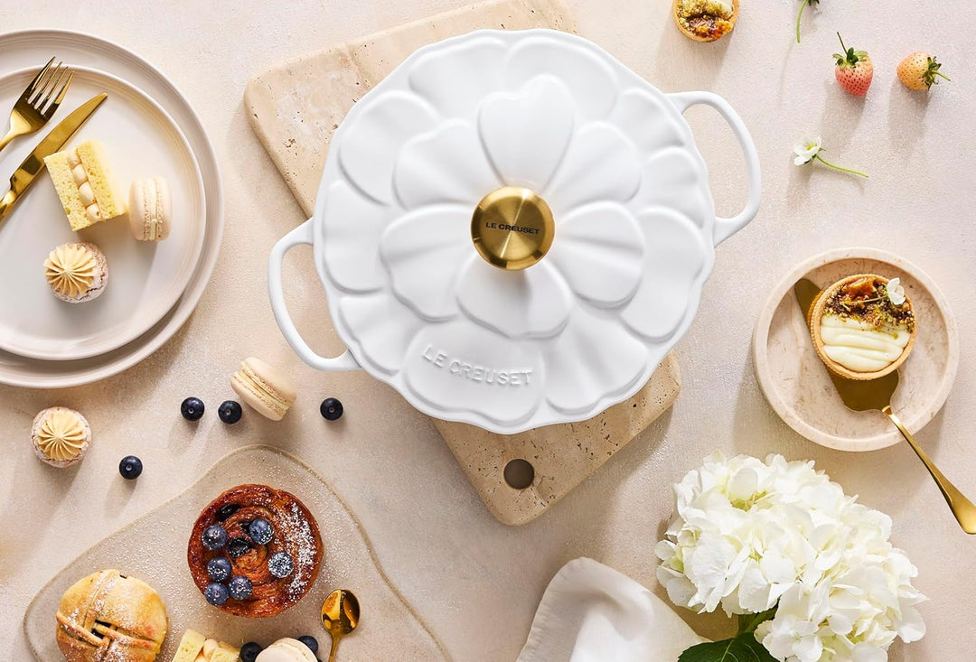LE CREUSET Bräter Signature – Campagnard Blossom – Weiss – ø 26 cm / 2,2 Liter Weiss/opulenter Garte