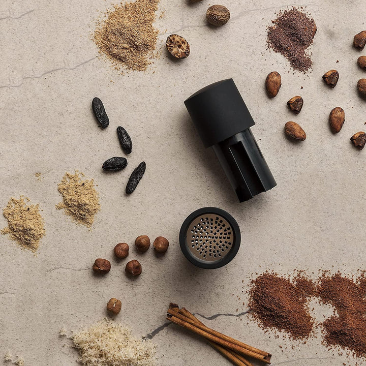 Microplane Gewürzmühle Schwarz für Muskatnuss, Zimt, Tonkabohnen, Langpfeffer und andere getrocknete