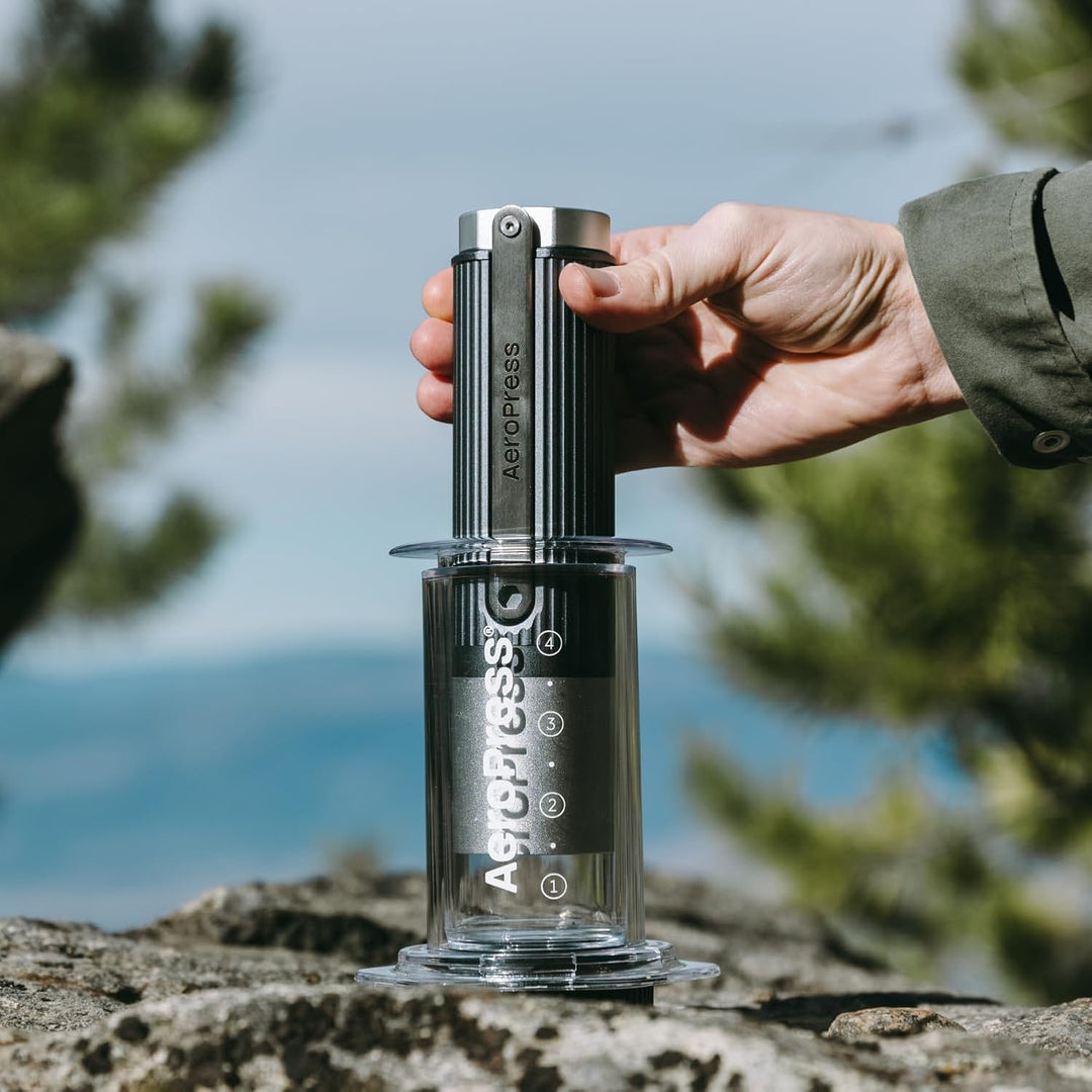 AeroPress Manuelle Kaffeemühle - Tragbare Handmühle mit titanbeschichteten Kegelmahlwerken, 60 Mahlg