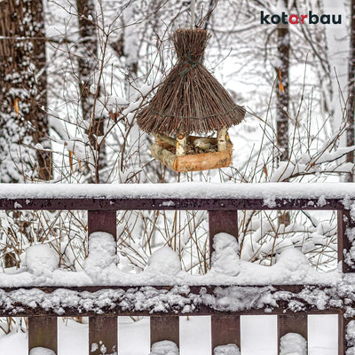 KOTARBAU® Holz-Vogelfutterhaus mit Reet eingedeckt Birke zum Aufhängen + 0,5 kg Futter Gratis