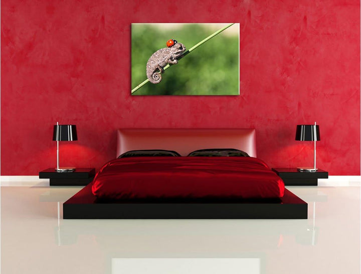 Pixxprint Süsser Gecko mit einem Marienkäfer / 100x70cm Leinwandbild bespannt auf Holzrahmen/Wandbil