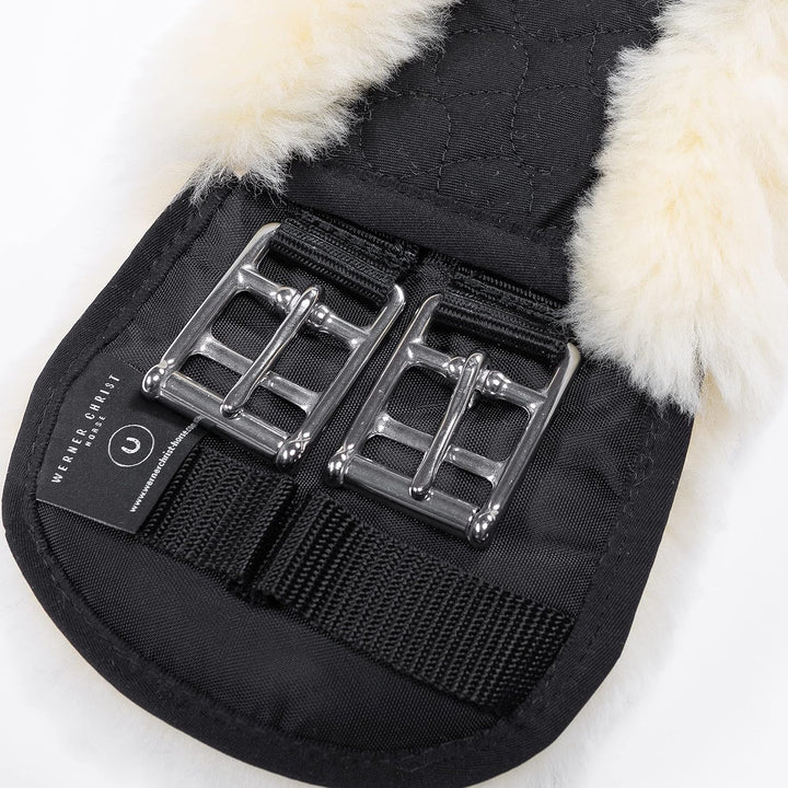 CHRIST Lammfell MONDGURT Sattelgurt von WERNER HORSE – anatomischer Dressurgurt (Kurzgurt) mit konka