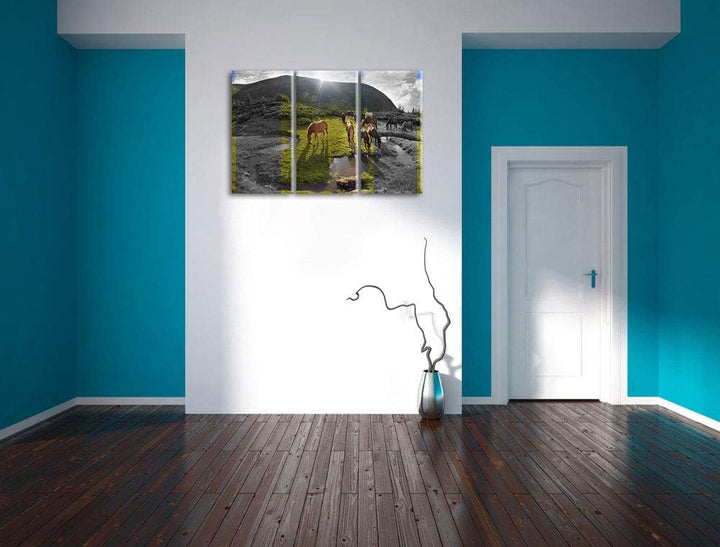 fressende Pferdeherde im Gebirge schwarz/weiss 3-Teiler Leinwandbild 120x80 Bild auf Leinwand, XXL r