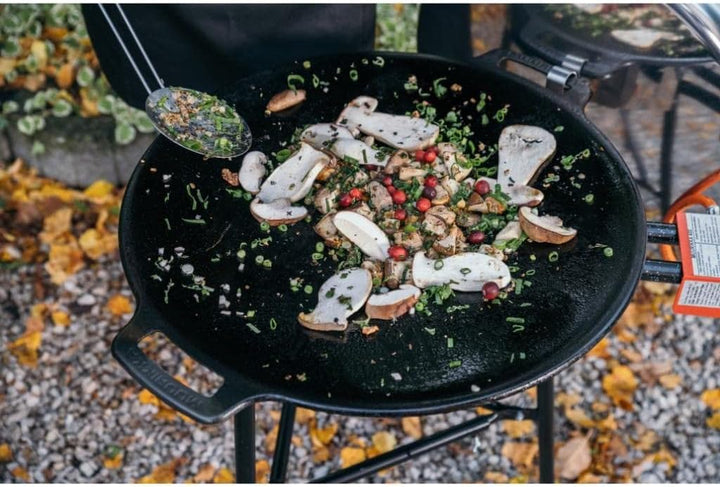 MUURIKKA Grillpfanne 58cm, Outdoor Pfanne, Feuerpfanne mit Beinen aus robuster Walzstahl für Lagerfe