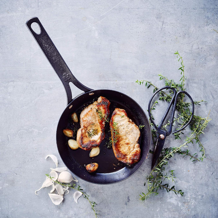 BK Black Steel Vorgewürzte 20cm Bratpfanne aus Kohlenstoffstahl, Geeignet für Induktion, Backofen un