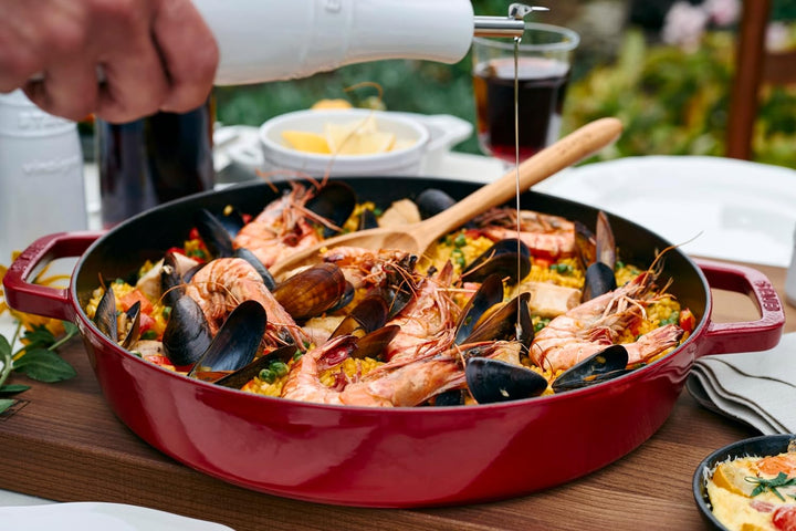 Staub Bratpfanne mit zwei Griffen, Induktionsgeeignet, Gusseisen, Kirschrot, 34 cm, 1 Einheiten 34 c