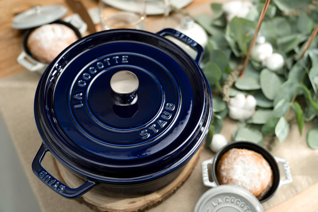 STAUB Gusseisen Bräter/Cocotte, Rund 22 cm, 2,6 L, Aromaregen Funktion, Für alle Herdarten geeignet,