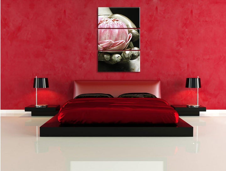 Pixxprint Lotus auf der Hand eines Buddhas als Leinwandbild | Grösse: 3 Teilig (120x80) | Wandbild|