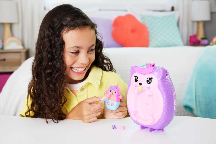 Polly Pocket 2-in-1 Reisespielzeug mit 2 Mikropuppen und 16 Accessoires, Igel-Handtaschen-Spielset,