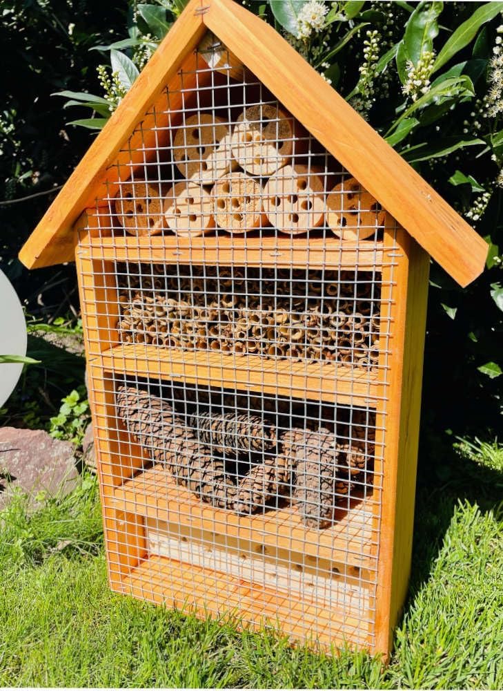 DARLUX massives handgefertigtes L Insektenhotel aus Holz I 52 x 28 x 12 cm (HxBxT) mit Ständer Höhe
