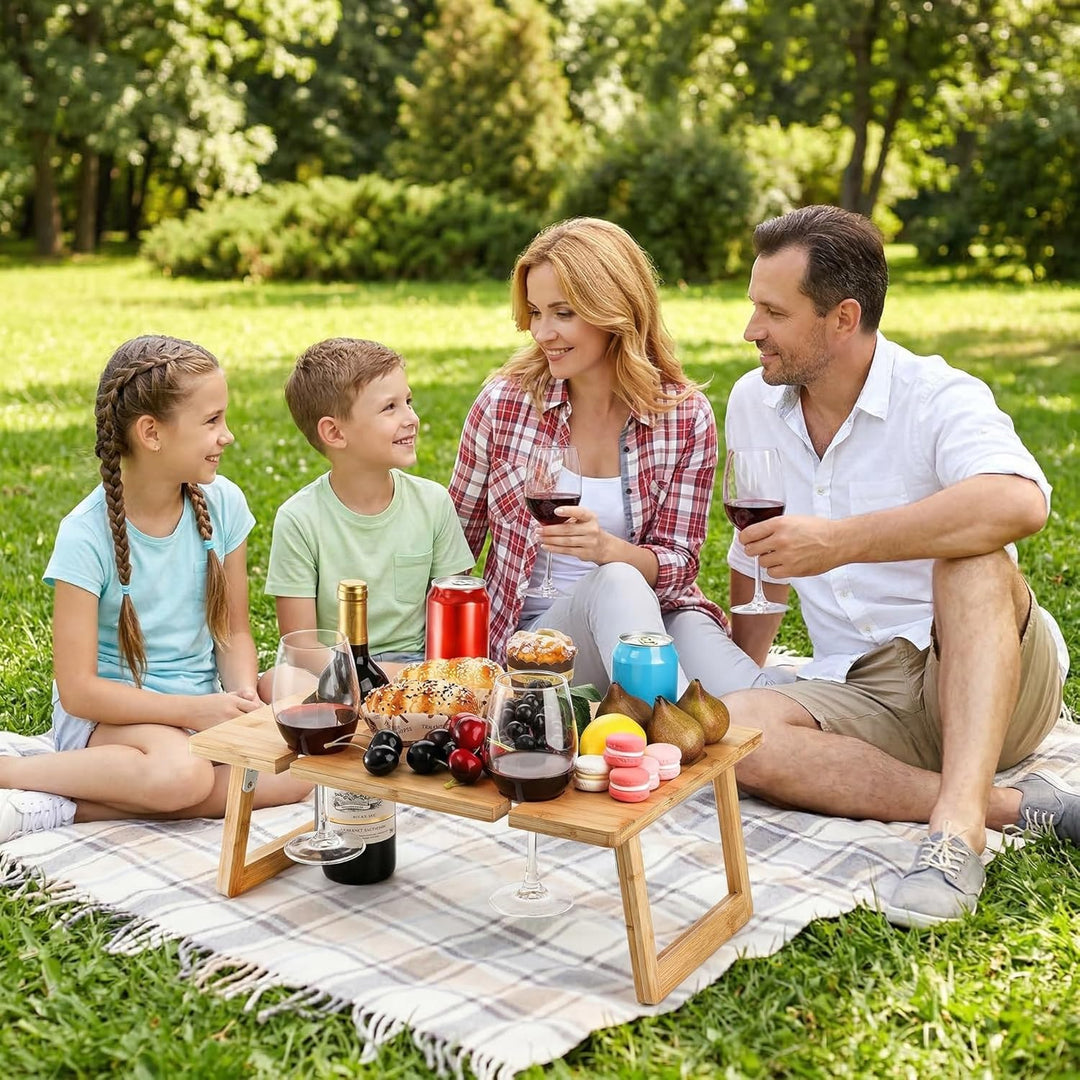 Peohud Bambus-Wein-Picknicktisch, zusammenklappbares Snacktablett mit Weingläserhalter, tragbarer We
