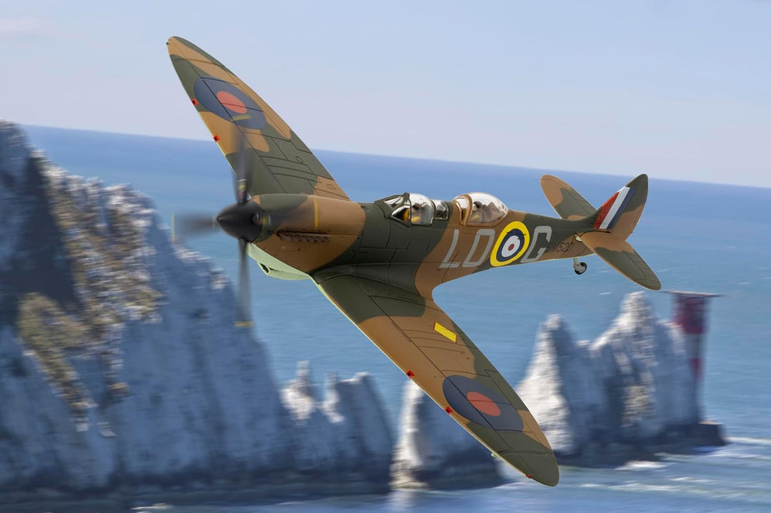 Corgi AA29203 Supermarine Spitfire T9, SM520- LO-G (G-ILDA), präsentiert als Spitfire MkI X4382 LO-G
