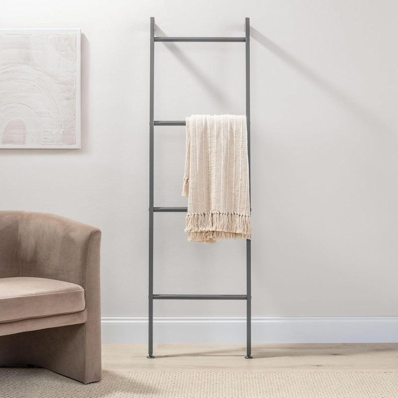 mDesign freistehende Handtuchleiter für das Badezimmer – Handtuchständer mit 4 Ebenen aus Metall – H