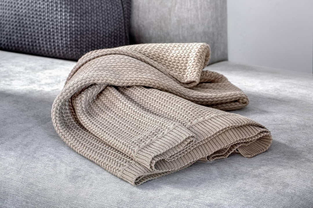 nielsen HOME Wohndecke Jaron fein gestrickt, 150x200 cm, Hellgrau, 100% Baumwolle, Fischgrat-Optik,