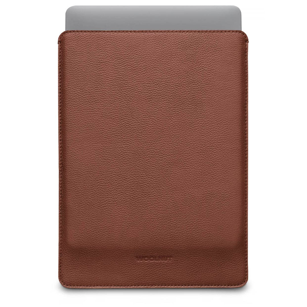 WOOLNUT Schutzhülle für MacBook Pro 14 – Laden in der Hülle – Vollnarbenleder, Innenseite aus Wollfi