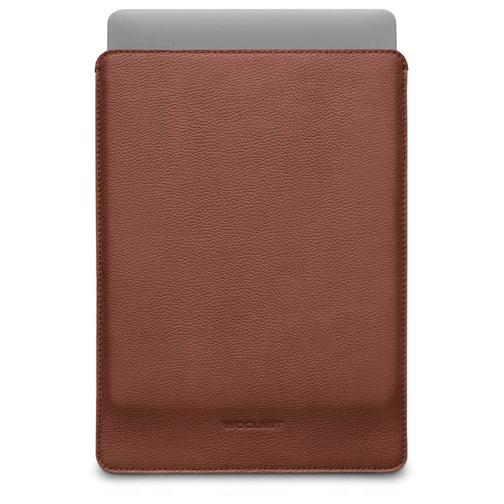 WOOLNUT Schutzhülle für MacBook Pro 14 – Laden in der Hülle – Vollnarbenleder, Innenseite aus Wollfi