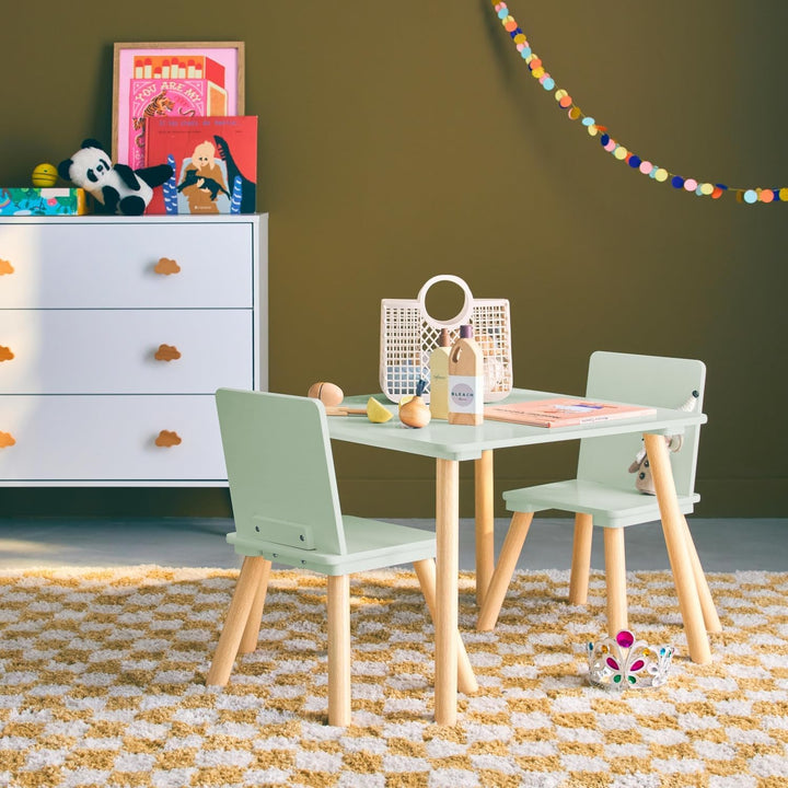 sweeek - Quadratischer Kindertisch mit 2 Stühlen, Beine aus Kiefernholz - Judith Grün, Grün