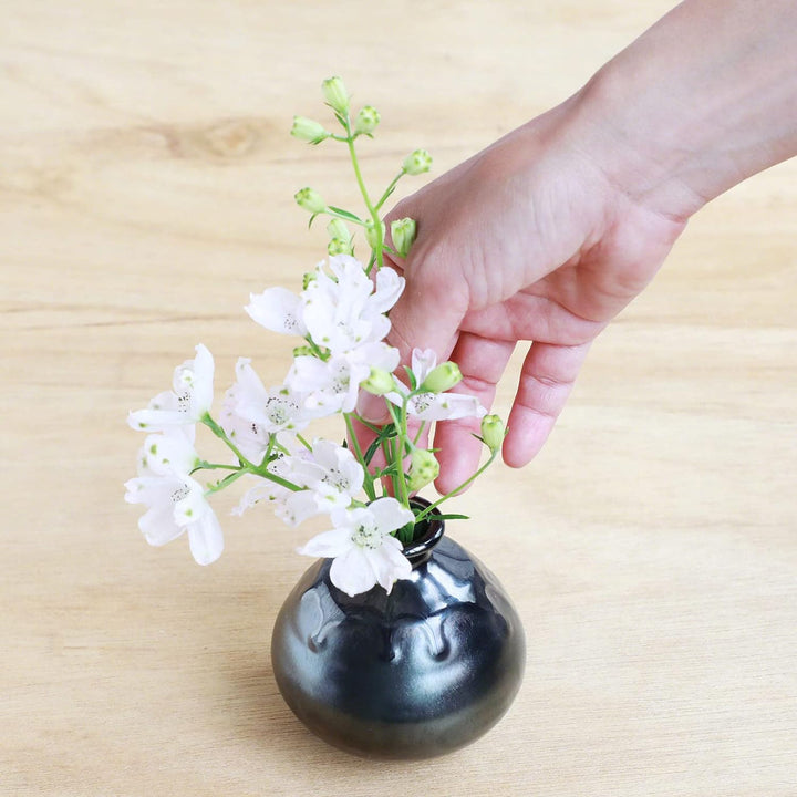 Wazakura Minoyaki kleine Keramik Ikebana Vase, Hergestellt in Japan, Handbemalte Schwarze Vase in Fl