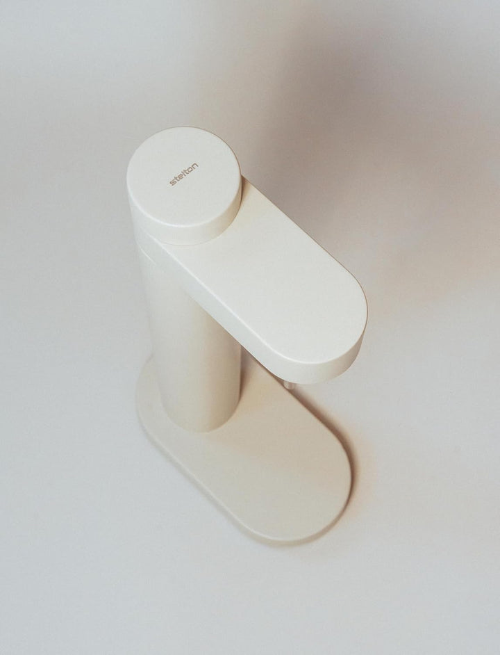 Stelton Brus Wassersprudler mit Flasche, Premium Carbonator für Wasser mit CO2 - Einstellbare Sprude