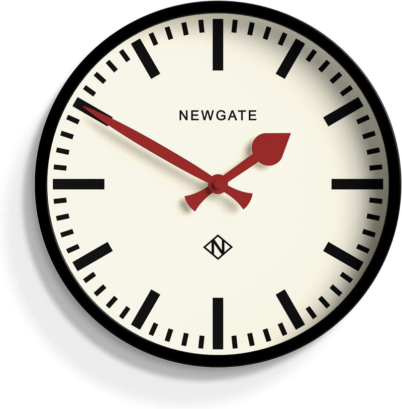 NEWGATE® The Luggage Wanduhr aus Metall Wanduhren - Designer Bahnhofsuhr - Perfekt als Küchenuhr - B