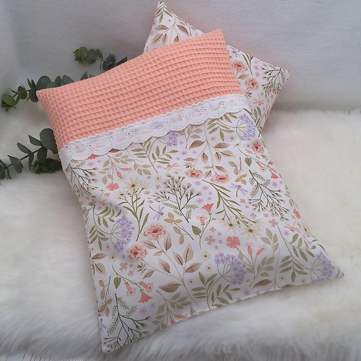 Handgefertigte Puppenbettwäsche, verschiedene Farbkombination, Floral-Streifen Design mit Stickerei